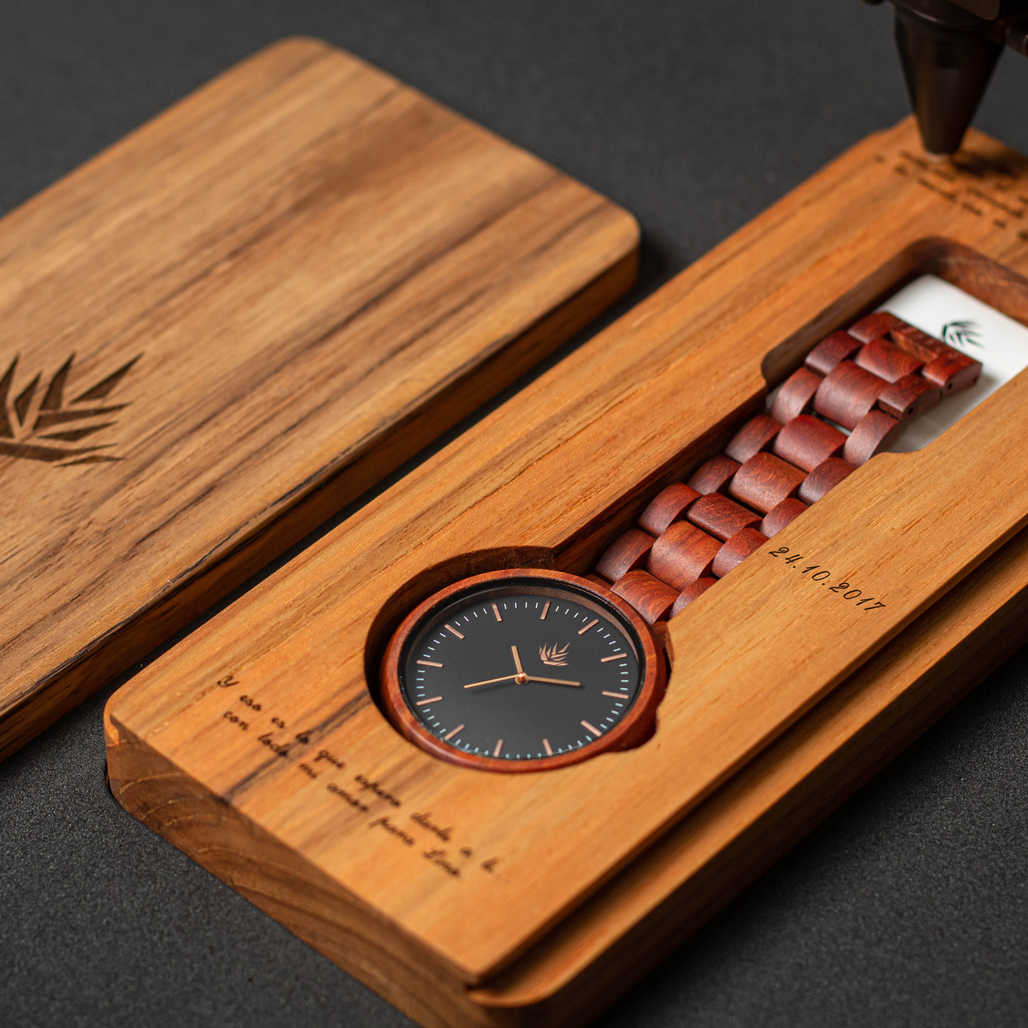 Línea Edición Especial | 44mm | Sándalo rojo | Oro Rosa | Carátula Negra